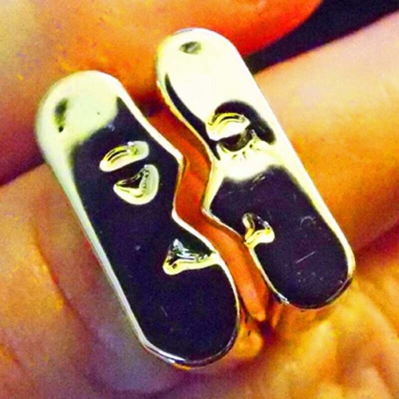 UNIQUE AND NEW DESIGNER MINIMALIST KISSING COUPLE GOLDEN TWO RINGS SZ 6 RING 5 - Picture 1 of 3